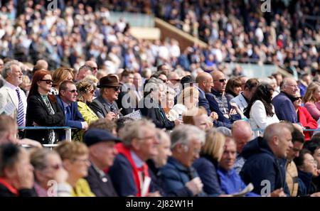 Rennbesucher beobachten das Geschehen am zweiten Tag des Dante Festival 2022 auf der Pferderennbahn in York. Bilddatum: Donnerstag, 12. Mai 2021. Stockfoto