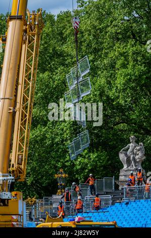 London, Großbritannien. 12.. Mai 2022. Um die Fahnen, die das Victoria Monument vor dem Buckingham Palace umgeben, herum sind Tribünen für die Zuschauer für die kommenden Wochenendpartys/Events gebaut. Vorbereitungen für die Feier des Platin-Jubiläums der Königin Elisabeth. Kredit: Guy Bell/Alamy Live Nachrichten Stockfoto