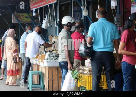 Colombo, Sri Lanka. 12.. Mai 2022. Die Menschen kaufen Gemüse von einem Markt, nachdem die Behörden die Ausgangssperre für ein paar Stunden in Colombo, Sri Lanka, 12. Mai 2022 lockert haben. Sri Lanka verhängte nach gewaltsamen Zusammenstößen in der Hauptstadt Colombo am 9. Mai eine landesweite Ausgangssperre. Quelle: Ajith Perera/Xinhua/Alamy Live News Stockfoto