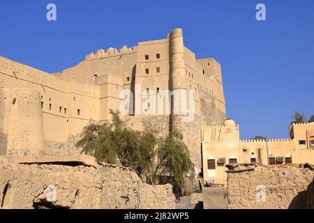 März 16 2022 - Bahla, Oman: Es wird angenommen, dass das Bahla Fort zwischen dem 12.. Und 15.. Jahrhundert von den Banu Nebhan aus Ziegeln erbaut wurde Stockfoto