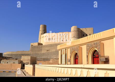 März 16 2022 - Bahla, Oman: Es wird angenommen, dass das Bahla Fort zwischen dem 12.. Und 15.. Jahrhundert von den Banu Nebhan aus Ziegeln erbaut wurde Stockfoto