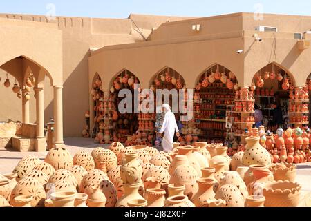 März 17 2022 - Nizwa im Oman: Handwerksprodukte im alten Souk Stockfoto