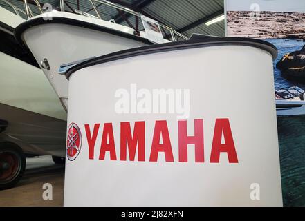 Boote und Zubehör zum Verkauf auf einer Werft. Stockfoto