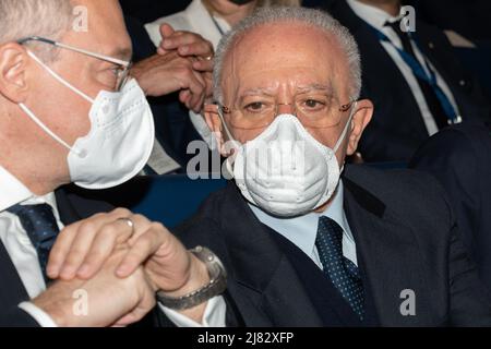 Neapel, Italien. 12.. Mai 2022. Vincenzo De Luca, Präsident der Region Kampanien bei der von der Industriellen Union von Neapel organisierten Versammlung „Südlicher Zusammenhalt“. Kredit: Unabhängige Fotoagentur/Alamy Live Nachrichten Stockfoto