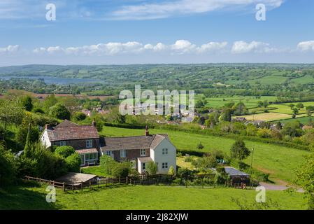 Das Dorf Compton Martin am Fuße der Mendip Hills im Chew Valley mit dem Blagdon Lake Reservoir in der Ferne, Somerset, England. Stockfoto