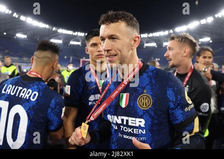 Rom, Italien, 11.. Mai 2022. Ivan Perisic vom FC Internazionale feiert mit seiner Siegermedaille nach dem Sieg 4-2 beim Spiel Coppa Italia im Stadio Olimpico, Rom. Bildnachweis sollte lauten: Jonathan Moscrop / Sportimage Stockfoto