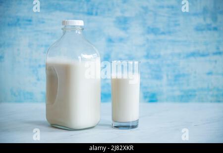 Krug Milch mit einem Glas Milch Stockfoto