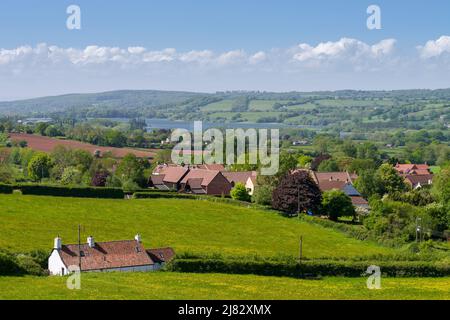 Das Dorf Compton Martin am Fuße der Mendip Hills im Chew Valley mit dem Blagdon Lake Reservoir in der Ferne, Somerset, England. Stockfoto