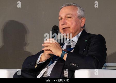 Neapel, Italien. 12.. Mai 2022. Costanzo Jannotti Pecci, Präsident der Industriellen Union von Neapel – Confindustria Neapel, während seiner Rede auf der von der Industriellen Union von Neapel organisierten Generalversammlung „Südlicher Zusammenhalt“. Kredit: Unabhängige Fotoagentur/Alamy Live Nachrichten Stockfoto