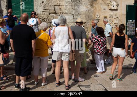 Bari Miera Italien-23 2015. September Reiseführer führt Touristen durch die Straßen von Miera und zeigt die Sehenswürdigkeiten Stockfoto