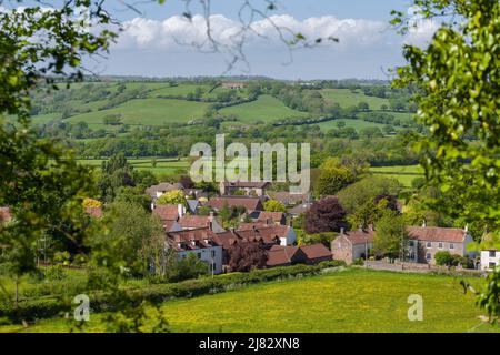 Das Dorf Compton Martin am Fuße der Mendip Hills im Chew Valley, Somerset, England. Stockfoto