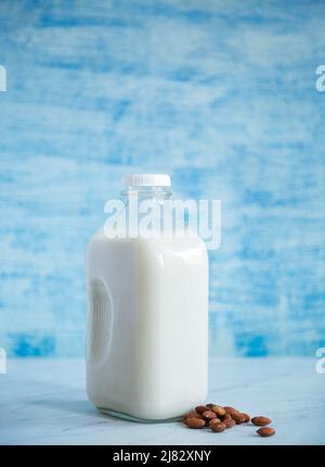 Glaskrug mit Mandelmilch mit Mandeln Stockfoto