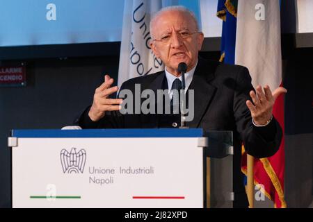 Neapel, Italien. 12.. Mai 2022. Vincenzo De Luca, Präsident der Region Kampanien, während seiner Rede auf der von der Industriellen Union von Neapel organisierten Generalversammlung „Südlicher Zusammenhalt“. Kredit: Unabhängige Fotoagentur/Alamy Live Nachrichten Stockfoto