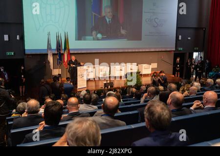 Neapel, Italien. 12.. Mai 2022. Vincenzo De Luca, Präsident der Region Kampanien, während seiner Rede auf der von der Industriellen Union von Neapel organisierten Generalversammlung „Südlicher Zusammenhalt“. Kredit: Unabhängige Fotoagentur/Alamy Live Nachrichten Stockfoto