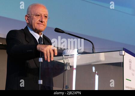 Neapel, Italien. 12.. Mai 2022. Vincenzo De Luca, Präsident der Region Kampanien, während seiner Rede auf der von der Industriellen Union von Neapel organisierten Generalversammlung „Südlicher Zusammenhalt“. Kredit: Unabhängige Fotoagentur/Alamy Live Nachrichten Stockfoto