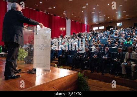 Neapel, Italien. 12.. Mai 2022. Vincenzo De Luca, Präsident der Region Kampanien, während seiner Rede auf der von der Industriellen Union von Neapel organisierten Generalversammlung „Südlicher Zusammenhalt“. Kredit: Unabhängige Fotoagentur/Alamy Live Nachrichten Stockfoto