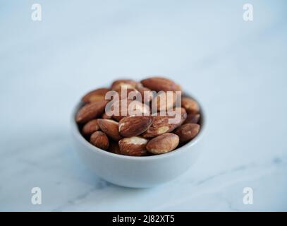 kleine Schale mit gerösteten Mandeln Stockfoto