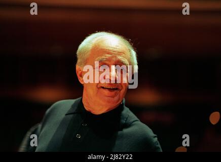 Pierre Boulez bei einer Probe von Werken von Alban Berg & Olga Neuwirth mit dem London Symphony Orchestra in der Barbican Hall, London EC2 zum Eröffnungskonzert der Boulez 2000-Feierlichkeiten am 26/01/2000 Stockfoto