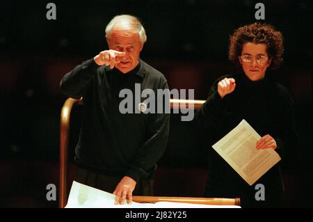 Pierre Boulez probt 'Clinamen/Nodus' von Olga Neuwirth (im Bild) mit dem London Symphony Orchestra in der Barbican Hall, London EC2 für das Eröffnungskonzert der Boulez 2000-Feierlichkeiten am 26/01/2000 Stockfoto