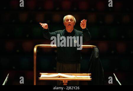 Pierre Boulez probt mit dem London Symphony Orchestra in der Barbican Hall, London EC2, ein Programm mit Werken von Alban Berg & Olga Neuwirth für das Eröffnungskonzert der Boulez 2000-Feierlichkeiten am 26/01/2000 Stockfoto