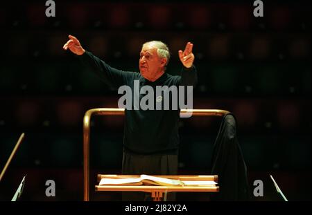 Pierre Boulez probt mit dem London Symphony Orchestra in der Barbican Hall, London EC2, ein Programm mit Werken von Alban Berg & Olga Neuwirth für das Eröffnungskonzert der Boulez 2000-Feierlichkeiten am 26/01/2000 Stockfoto