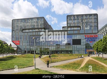 Tesco Extra Superstore-Entwicklung auf dem General Gordon Square in Woolwich, Südost-London, Großbritannien. Gewann eine Auszeichnung als Britains Ugliest Building im Jahr 2014 Stockfoto