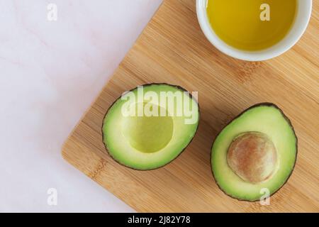 Stillleben von gesunden Fetten einschließlich Avocado, Butter und Olivenöl Stockfoto