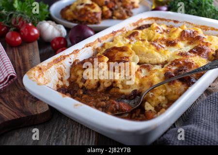 Chili con Carne-Auflauf mit köstlicher Kartoffelkäse-Kruste Stockfoto