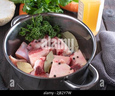 Zutaten zum Kochen einer frischen Knochenbrühe Stockfoto