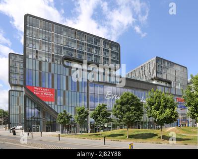 Tesco Extra Superstore-Entwicklung auf dem General Gordon Square in Woolwich, Südost-London, Großbritannien. Gewann eine Auszeichnung als Britains Ugliest Building im Jahr 2014 Stockfoto