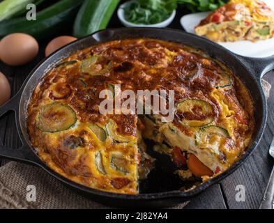 Frittata mit mediterranem Gemüse in einer gusseisernen Pfanne Stockfoto