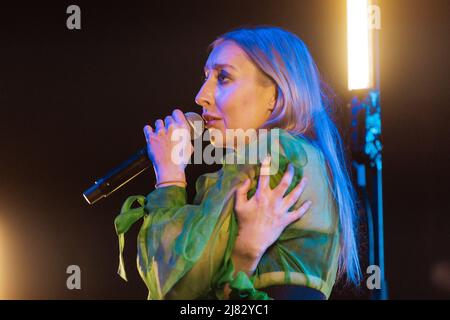 Tilburg, Niederlande. 24., April 2022. Der alternative Metal Act Lingua Ignota spielt ein Live-Konzert während des niederländischen Metal Festivals Roadburn Festival 2022 in Tilburg. (Foto: Gonzales Photo - Peter Troest). Stockfoto