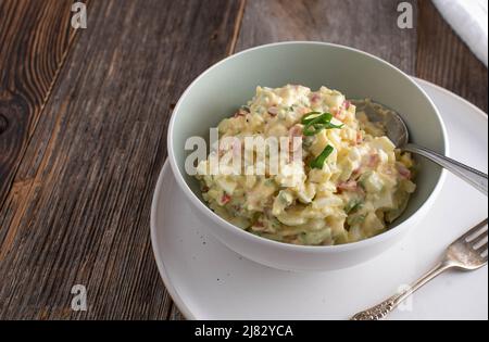 Fitness-Mahlzeit mit proteinreichem und fettarmer Eiersalat aus Kräutern und Gemüse und in einer Schüssel serviert. Stockfoto