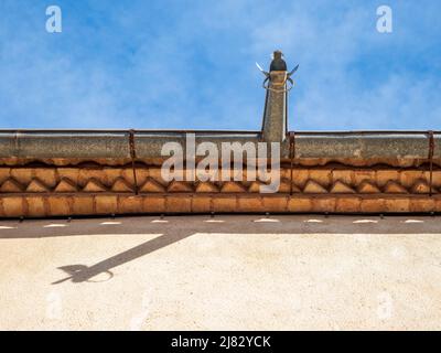 Handgefertigte Metallrinnen mit Figuren auf der Spitze Stockfoto