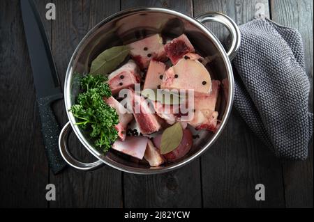 Zutaten aus der Knochenbrühe mit frischen und biologischen Rinderknochen, Pfefferkorn, Kräutern und Apfelessig Stockfoto