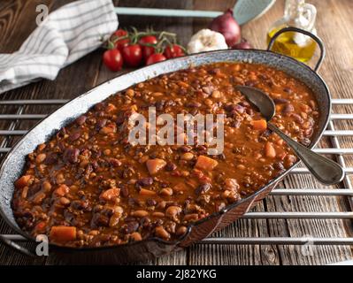 Rustikaler Bohneneintopf alla Chili con Carne mit Hackfleisch und Süßkartoffeln - Tex-Mex-Küche Stockfoto