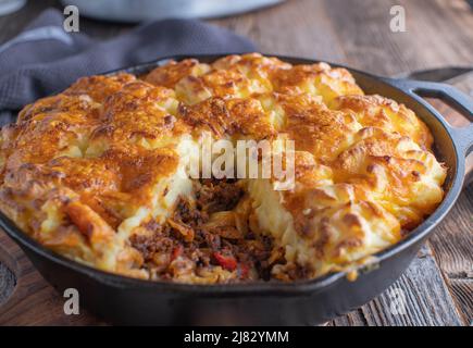 Herzhafter Kuchen mit Hackfleisch, Kohl, Gemüse und einer köstlichen Kartoffelkäsekruste Stockfoto