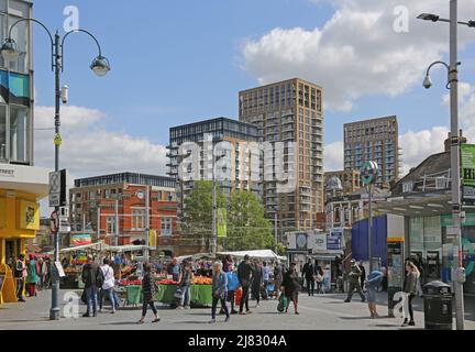 Freiluftmarkt in Beresford Square, Woolwich, Südost-London, Großbritannien. Beschäftigt mit Einkäufern und Marktbesitzern. Stockfoto