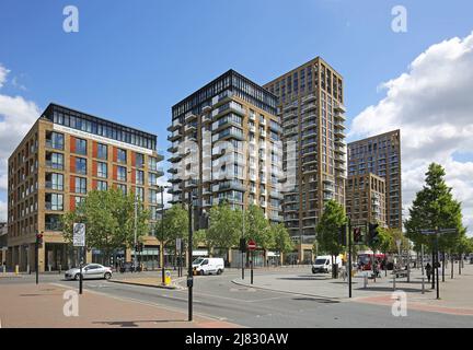 Neues Wohngebiet in der Beresford Street, Woolwich, London, Großbritannien. Gebaut um den neuen Bahnhof Elizabeth Line (Crossrail). Stockfoto