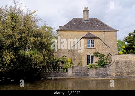 Blick über den Fluss Windrush - Sommernachmittag im Cotswold-Dorf Bourton auf dem Wasser, Gloucestershire, England, Vereinigtes Königreich. 25. von M Stockfoto