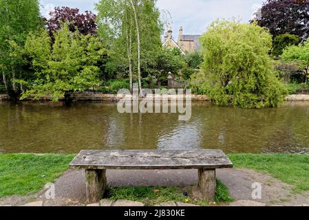 Blick über den Fluss Windrush - Sommernachmittag im Cotswold-Dorf Bourton auf dem Wasser, Gloucestershire, England, Vereinigtes Königreich. 25. von M Stockfoto