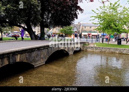 Blick über den Fluss Windrush - Sommernachmittag im Cotswold-Dorf Bourton auf dem Wasser, Gloucestershire, England, Vereinigtes Königreich. 25. von M Stockfoto