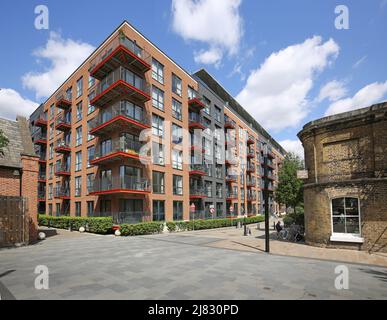 Neue Wohnanlage an der One Street in Woolwich, Südosten von London, Großbritannien. Neue Apartments inmitten der historischen viktorianischen Gebäude. Stockfoto