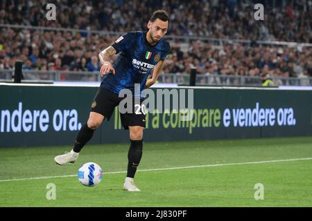 Der türkische Mittelfeldspieler Hakan Calhanoglu kontrolliert den Ball während des Coppa Italia-Finales zwischen Juventus und Inter am 11. Mai 2022 im Olimpico-Stadion in Rom, im Zentrum Italiens. InterÕs Stockfoto