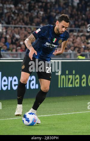 Der türkische Mittelfeldspieler Hakan Calhanoglu kontrolliert den Ball während des Coppa Italia-Finales zwischen Juventus und Inter am 11. Mai 2022 im Olimpico-Stadion in Rom, im Zentrum Italiens. InterÕs Stockfoto