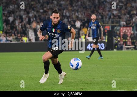 Der türkische Mittelfeldspieler Hakan Calhanoglu kontrolliert den Ball während des Coppa Italia-Finales zwischen Juventus und Inter am 11. Mai 2022 im Olimpico-Stadion in Rom, im Zentrum Italiens. InterÕs Stockfoto