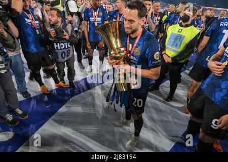 InterÕs der türkische Mittelfeldspieler Hakan Calhanoglu feiert am 11. Mai 2022 den Sieg beim Coppa Italia-Finale zwischen Juventus und Inter im Olimpico-Stadion in Rom, im Zentrum Italiens. Stockfoto