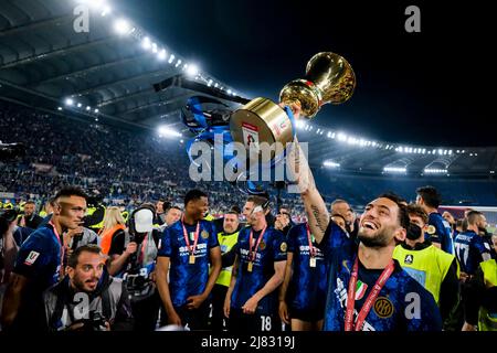 InterÕs der türkische Mittelfeldspieler Hakan Calhanoglu feiert am 11. Mai 2022 den Sieg beim Coppa Italia-Finale zwischen Juventus und Inter im Olimpico-Stadion in Rom, im Zentrum Italiens. Stockfoto