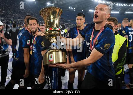 Der bosnische Stürmer Edin Dzeko von Inter feiert den Sieg beim Coppa Italia-Finale zwischen Juventus und Inter am 11. Mai 2022 im Olimpico-Stadion in Rom, im Zentrum Italiens. Stockfoto