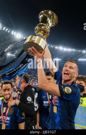Der bosnische Stürmer Edin Dzeko von Inter feiert den Sieg beim Coppa Italia-Finale zwischen Juventus und Inter am 11. Mai 2022 im Olimpico-Stadion in Rom, im Zentrum Italiens. Stockfoto